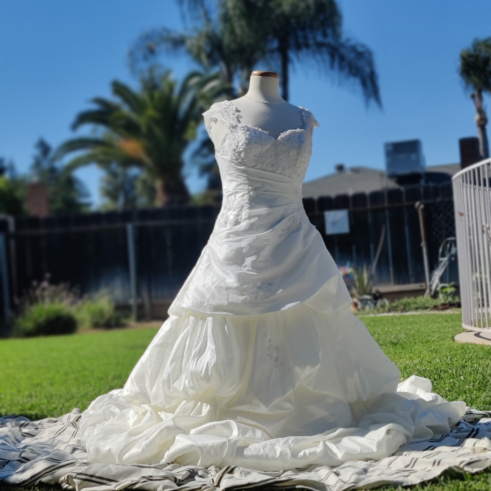 Da Vinci Wedding dress NWOT Size 12